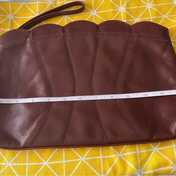 Vintage Contessa Oversized Scalloped Leather Clutch/Wristlet - Picture 9 of 10
